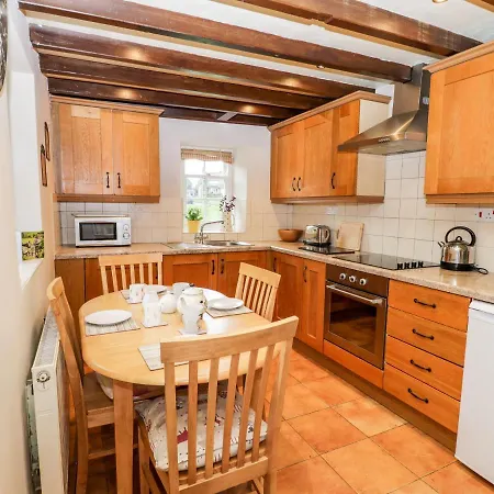 Hollyside Cottage *